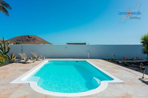 a swimming pool in the middle of a patio at Vivienda Vacacional Casa del Erizo - Ecofinca in Nazaret