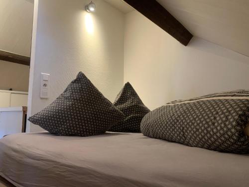 - un lit avec 4 oreillers dans l'établissement Le Duplex Cosy - Gare & Cité Gastronomique, à Dijon