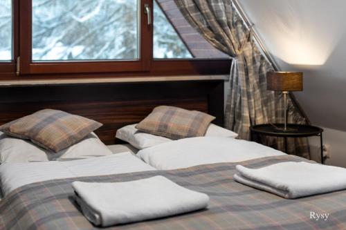 Ein Bett oder Betten in einem Zimmer der Unterkunft RentPlanet - Śpiący Rycerz