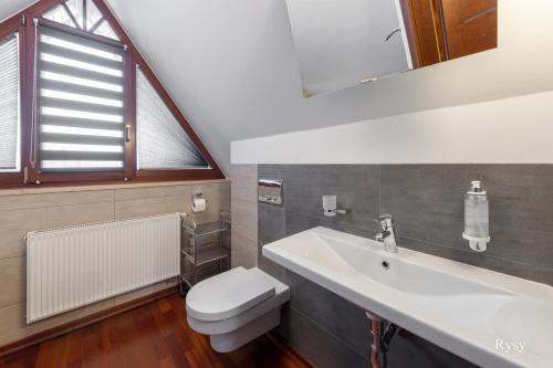 Ein Badezimmer in der Unterkunft RentPlanet - Śpiący Rycerz