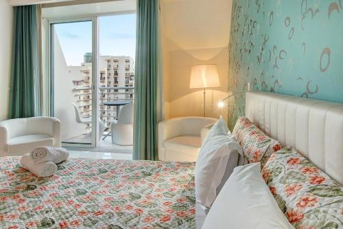 ein Schlafzimmer mit einem Bett und Blick auf die Stadt in der Unterkunft Dfm Happy Days F - Funchal in Funchal