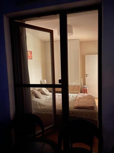 a mirror in a room with a bed in a bedroom at Przytulny apartament na zamkniętym osiedlu in Kąty Rybackie