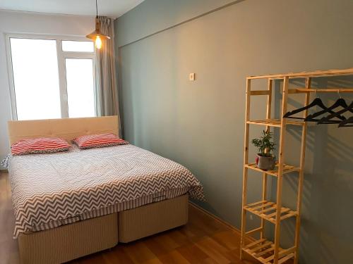 - une chambre avec un lit et une étagère dans l'établissement Comfortable house in Üsküdar İstanbul Turkey, à Istanbul