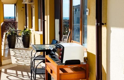 einem Drucker auf einem Holztisch auf einem Balkon in der Unterkunft Lighthouse Golf Resort, 75 mp2, with balcony in Baltschik