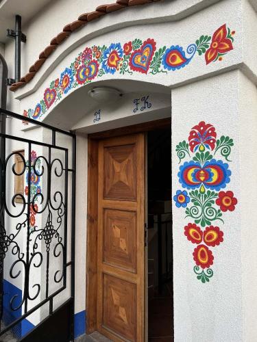 een deur met een ontwerp aan de zijkant van een huis bij Vinný sklípek U Františka in Dolní Bojanovice