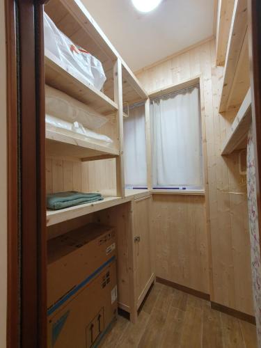 a small room with wooden shelves and a window at Casa eNNe, Appartamento Vicino Centro e Juventus Stadium in Turin