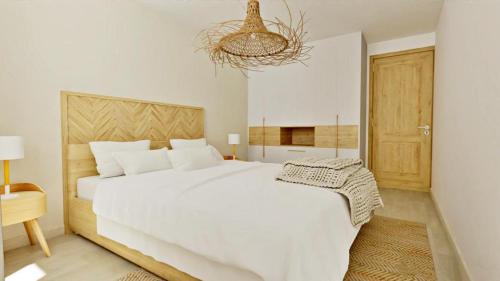 ドーヴィルにあるLe Petit Deauvilleのベッドルーム(大きな白いベッド1台、シャンデリア付)