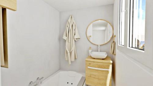ドーヴィルにあるLe Petit Deauvilleの白いバスルーム(シンク、鏡付)