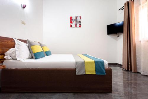 سرير أو أسرّة في غرفة في Hôtel le Relais de Kolda