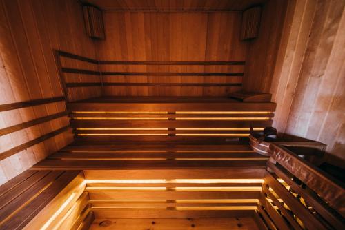 an empty sauna with wood paneled walls and benches at Hargita Udvarhaz Zetevaralja in Sub Cetate