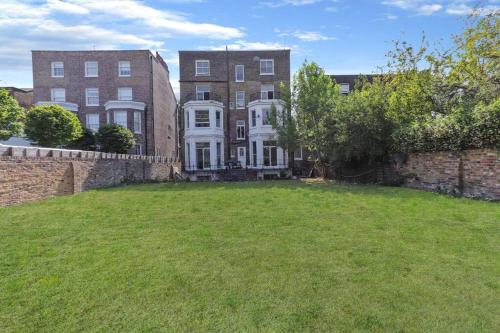 a large yard in front of a brick building at Hamilton Apartments hosted by Maysa London in London