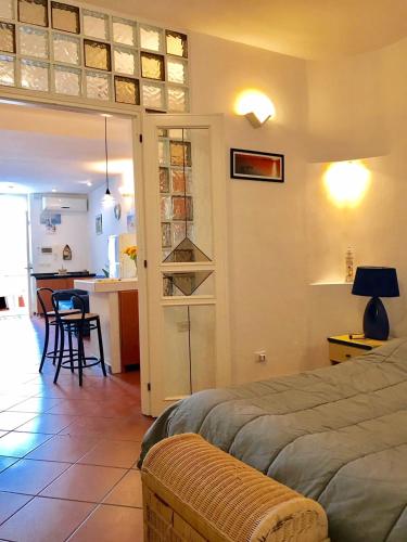 um quarto com uma cama e uma cozinha com uma mesa em Ponza Holiday Homes - Porto em Ponza