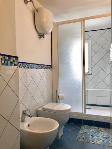 uma casa de banho com um WC e um lavatório em Ponza Holiday Homes - Porto em Ponza