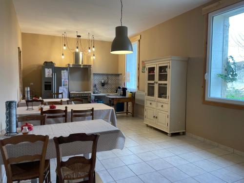 uma cozinha e sala de jantar com mesa e cadeiras em MAS DE LA FORGE NOGUIER em Vergèze