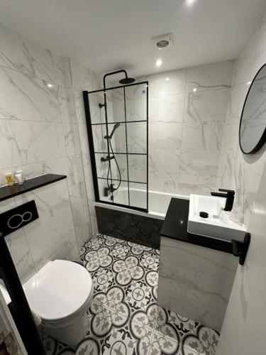 a bathroom with a toilet and a sink and a shower at The Inn At Grasmere in Grasmere