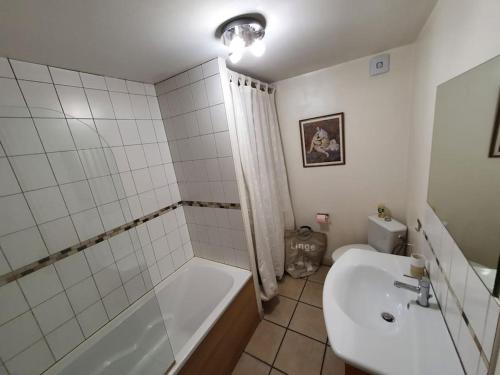 y baño con bañera, lavabo y aseo. en Well equipped apartment, large terrace, BBQ & WIFI, en Ria