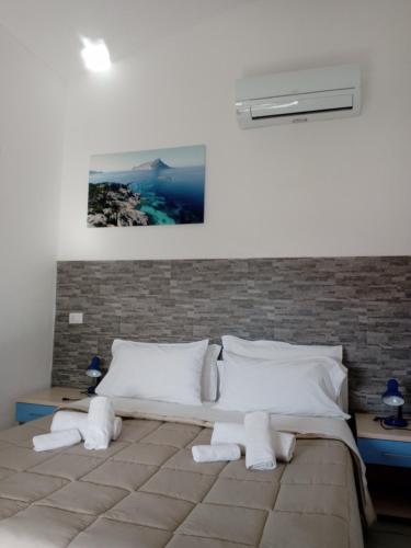 a bedroom with a bed with towels on it at The sunset in San Teodoro