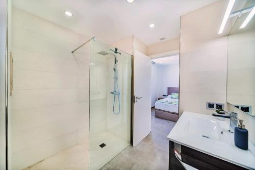 uma casa de banho com um chuveiro e um lavatório. em Villa Corb Mari II em Playa de Muro
