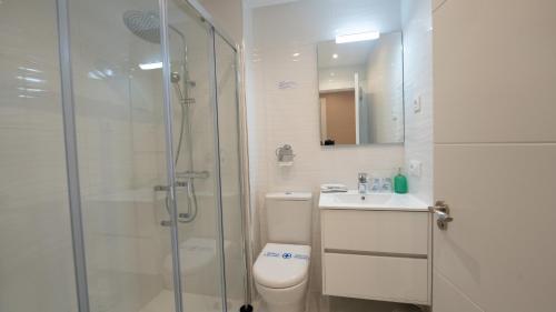 索托德巴科的住宿－Hotel El Parador，带淋浴、卫生间和盥洗盆的浴室