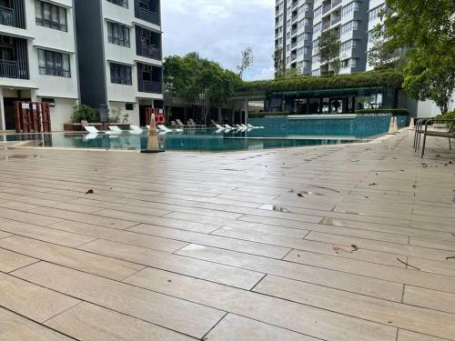 - une piscine avec des cygnes blancs dans un bâtiment dans l'établissement Suria Residence Homestay, à Shah Alam