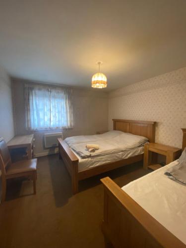- une chambre avec un lit et une chaise dans l'établissement EDI b&b, à Édimbourg