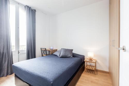 Cama o camas de una habitación en Bright Apartment with Balconies