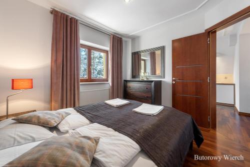 Ein Bett oder Betten in einem Zimmer der Unterkunft RentPlanet - Śpiący Rycerz