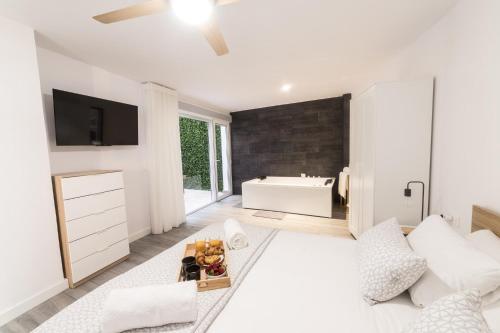 Ένα ή περισσότερα κρεβάτια σε δωμάτιο στο Moonkey - Apartamento mediterráneo con jacuzzi y luz natural