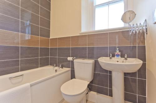 ein Badezimmer mit einem WC, einem Waschbecken und einer Badewanne in der Unterkunft The Presbytery Coniston in Coniston