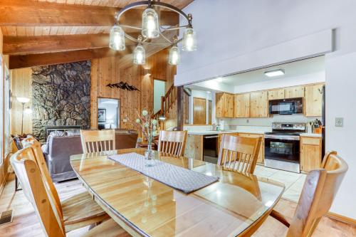 ein Esszimmer und eine Küche mit Tisch und Stühlen in der Unterkunft Spring Homesite #3 in Black Butte Ranch