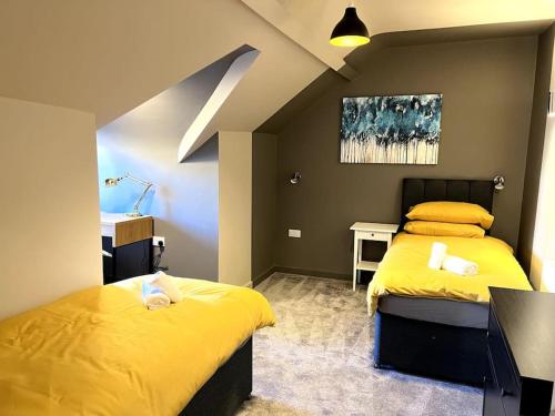um quarto com 2 camas e um lavatório em University Duplex • Sleeps 6 em Loughborough