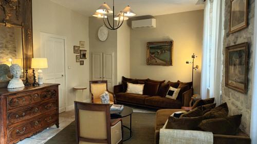 sala de estar con sofá y mesa en N15 - Les Confidences - Chambres d'hôtes en Aviñón