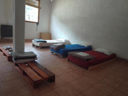 Habitación con 3 camas y bancos. en Habitación compartida en vivienda familiar en Lago Puelo