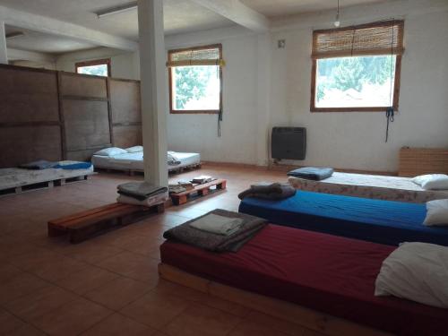 Habitación con 3 camas y TV. en Habitación compartida en vivienda familiar en Lago Puelo