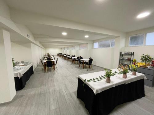 une grande chambre avec des tables et des chaises. dans l'établissement Hotel La Mota - BGA Hoteles, à Medina del Campo