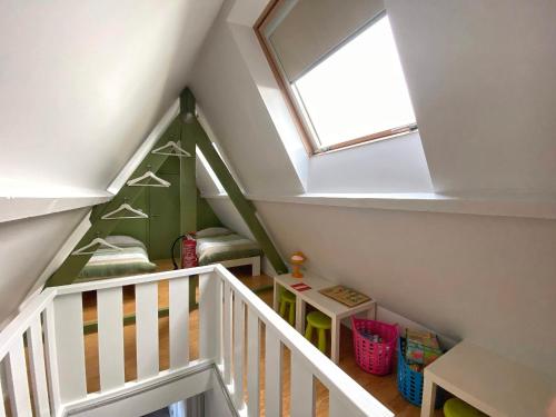 Cette chambre mansardée pour enfants dispose d'une lucarne et d'escaliers. dans l'établissement Vakantievilla 3 Beaufort, à Nieuport