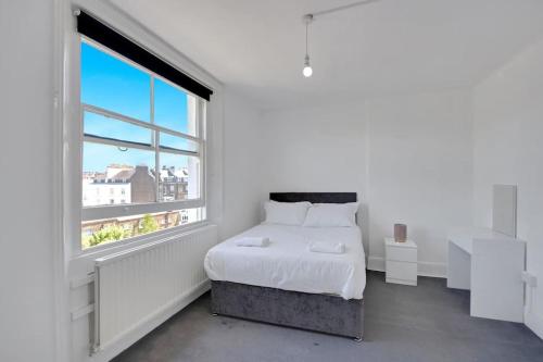 Una cama o camas en una habitación de Hamilton Apartments hosted by Maysa London