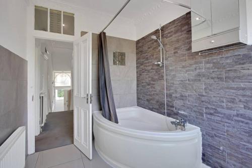 Un baño de Hamilton Apartments hosted by Maysa London