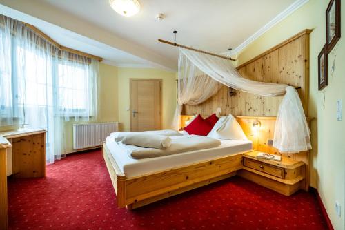 Tempat tidur dalam kamar di Hotel Breitlehenalm