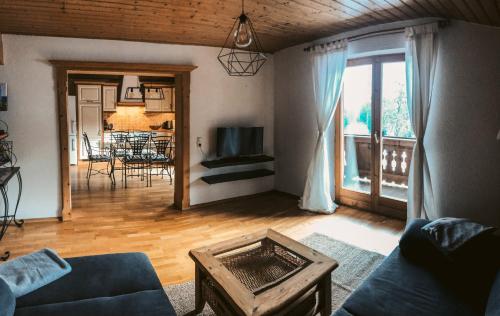 Kuhlinarik Apartment في Prama: غرفة معيشة مع أريكة زرقاء وطاولة