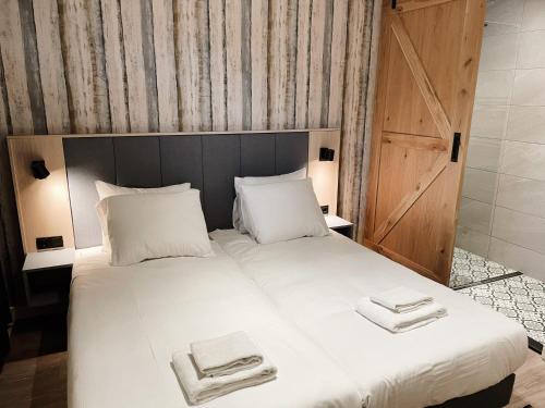 a bedroom with a bed with two towels on it at NEW! Fantastic appartments - Duno Lodges 4 persons in Oostkapelle