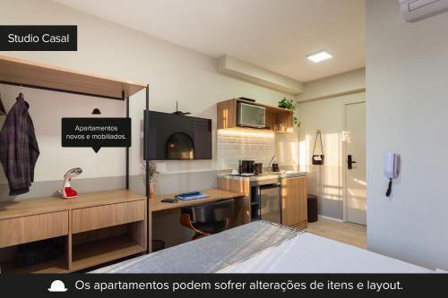 Habitación con cocina con cama y escritorio. en Charlie Brooklyn Studios, en São Paulo