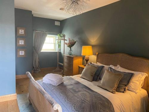 um quarto com uma cama grande e uma janela em The Granary - Uk40457 em Newsham
