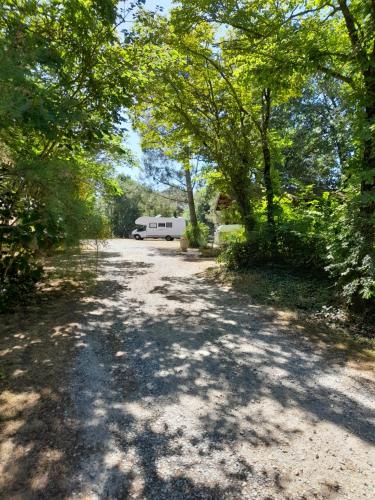 une route vide avec un camping-car garé sur le côté dans l'établissement Camping La Capelle, à Saint-Martin-Lalande