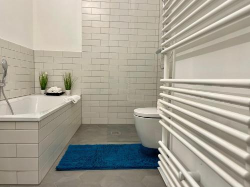 een badkamer met een bad, een toilet en een wastafel bij VOH SUPER EXKLUSIVES LOFT, ZENTRAL, Smart-TV, Parkplatz in Vohenstrauß