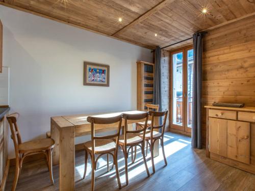 une salle à manger avec une table et des chaises en bois dans l'établissement Charmant 4 pièces en centre village, proche pistes - 8 pers, Wifi, parking, balcon, animaux acceptés - FR-1-437-48, à La Clusaz
