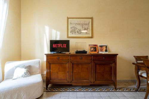 ローマにあるAmpio Appartamento con Vinili in Centro Storicoの木製ドレッサーとベッドが備わる客室です。