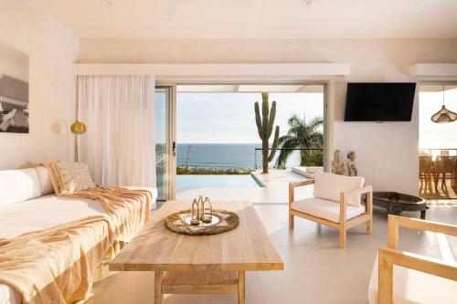 uma sala de estar com um sofá e uma mesa em Akwa Resorts Ocean View em Santa Teresa