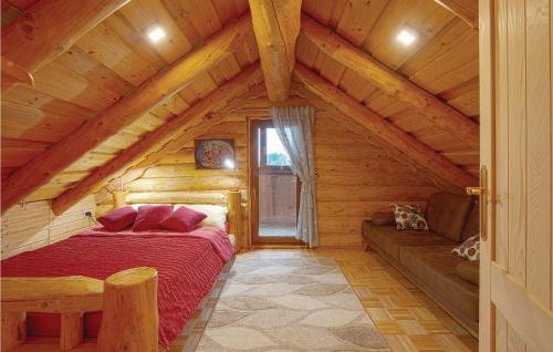 um quarto num chalé de madeira com uma cama e um sofá em Pet Friendly Home In Kelemen With Wifi em Kelemen