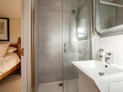 La salle de bains est pourvue d'une douche, d'un lavabo et de toilettes. dans l'établissement Holders Cottage, à Lassington